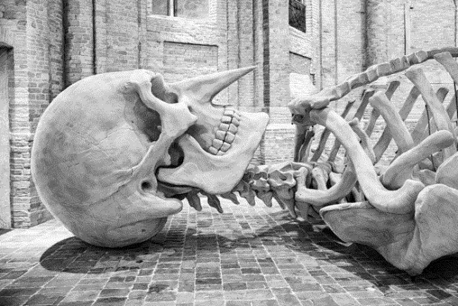 scultura “Calamita cosmica”